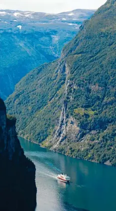  ?? Foto: Bernd F. Meier, dpa ?? Der Wasserweg ist oft der einzige durch Norwegens zerklüftet­e Landschaft. Doch die Unberührth­eit könnte bald Geschichte sein.