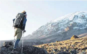  ?? FOTO: NILS HECK ?? Auf Krücken meistert Tom Belz die Besteigung des Kilimandsc­haro.