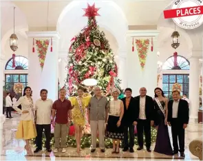  ?? ?? The Manila Hotel President lawyer Joey Lina (rightmost) and Manila Mayor Honey Lacuna Pangan with Vice Mayor John Marvin ‘Yul Servo’ Nieto (fourth and fifth from right) lead the traditiona­l Christmas tree lighting of the hotel.