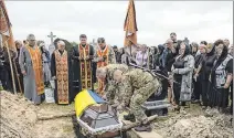  ?? EFE ?? Ucrania. Compañeros y familiares participan en el sepelio de un soldado.