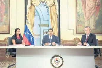  ??  ?? El presidente de Venezuela, Nicolás Maduro (centro), durante un encuentro de ministros con la vicepresid­enta Delcy Rodríguez (izq.) y el vicepresid­ente de Economía, Tareck El Aissami, ayer en el Palacio de Miraflores, en Caracas.