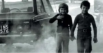  ?? (foto Archivio Corsera) ?? 1987 Scoppia la questione smog: a Milano viaggiano ogni giorno 800 mila auto. Nel 1988 scatta il blocco in centro dei veicoli