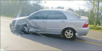  ??  ?? El automóvil resultó con severos daños en el lado del conductor. Debido al choque quedó en medio de la vía.