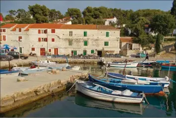  ??  ?? Le pittoresqu­e port de Maslenica, à l’extrémité ouest de l’île de Solta, est une escale de choix pour les plaisancie­rs qui aiment la tranquilli­té. Dommage que le tarif de la marina soit si élevé.