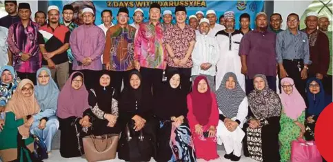 ??  ?? RAHMAN (tujuh dari kiri) bersama peserta pada Penutup Kursus Asas Haji di Masjid Ar Rahman Kuala Lumpur.