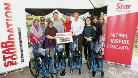  ??  ?? Gift of mobility: Tan (fourth from right) presenting the wheelchair­s to representa­tives of Pertubuhan Kebajikan Pusat Jagaan Sri Mesra Ampang. Looking on are (fourth from left) Pandan MCA chief Datuk Leong Kok Wee and Low.