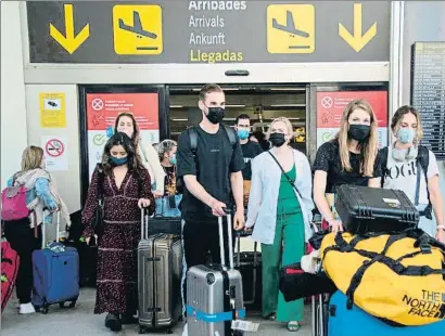  ?? CATI CLADERA / EFE ?? Arribada de turistes a l’aeroport de Son Sant Joan, a Mallorca