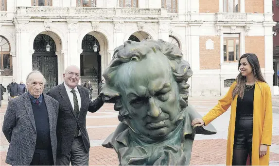  ?? FOTOS: ICAL ?? El alcalde de Valladolid, Jesús Julio Carnero, el presidente de la Academia, Fernando Méndez-Leite, y la concejala Blanca Jiménez