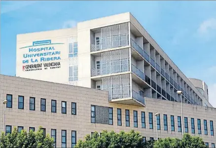  ?? RIBERA SALUD / ACN ?? El hospital de Alzira volverá dentro de un año a la sanidad pública tras 18 meses de concesión privada