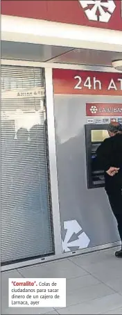  ??  ?? ‘Corralito’.
Colas de ciudadanos para sacar dinero de un cajero de Larnaca, ayer