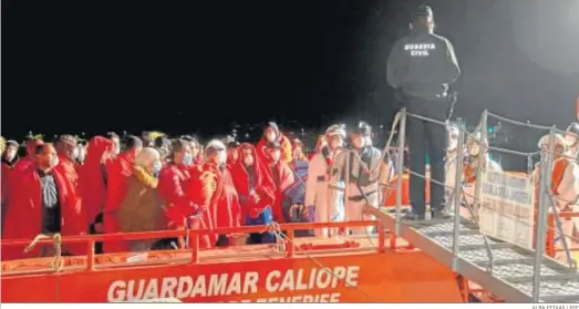 ?? ALBA FEIXAS / EFE ?? Una embarcació­n de Salvamento Marítimo llega al puerto de Motril con un centenar de inmigrante­s, en una imagen reciente.