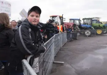  ?? JACQUES BOISSINOT/THE CANADIAN PRESS ?? Local dairy farmers demonstrat­e outside the Liberal caucus meeting in Saguenay, Que., on Thursday.