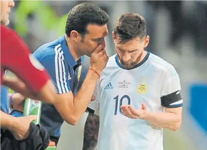  ?? JUANO TESONE ?? Indicación. Scaloni habla con Messi durante el segundo tiempo del partido contra Qatar.