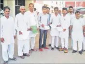  ?? HT PHOTO ?? The sarpanches of 14 villages who met the DC and handed a memorandum to close liquor vends in Sirsa on Thursday.