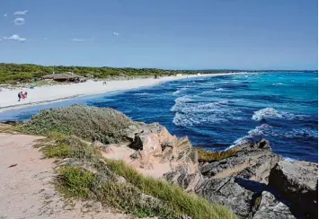  ?? Foto: Jens Kalaene, dpa ?? Idyllisch: Der Strand Es Trenc auf Mallorca lockt viele, die auf eine fast unberührte Küstenland­schaft hoffen. Doch das Mittelmeer ist überall bedroht.