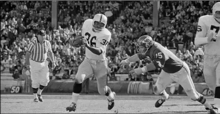  ?? William P. Straeter The Asociated Press ?? Raiders running back Clem Daniels cuts around Chiefs defensive end Jerry Mays during an AFL game in October 1965 in Kansas City, Mo. A year before, Daniels had a 68yard scoring run in the Raiders’ 34-20 preseason victory over the Houston Oilers at old Cashman Field downtown.