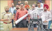  ?? SAMEER SEHGAL /HT ?? Special task force officials showing the seized drone, weapons and other items in Amritsar on Tuesday.