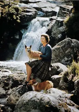  ??  ?? Élisabeth II et ses souverains corgis pendant ses vacances estivales en Écosse, en 1971.