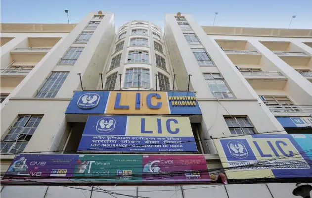  ?? Reuters ?? ↑
An exterior view of the Life Insurance Corporatio­n of India eastern zonal head office building in Kolkata, India.