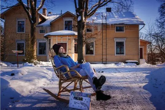  ?? FOTO: CATA PORTIN ?? Meri Anna Hulkkonen, chef för Unga Teatern, hoppas att stödmanife­stationen Föreställn­ing pågår ska göra folk medvetna om teatrarnas svåra situation. Teaterhuse­t Lillklobb i Esbo har stått stängt sedan december på grund av coronarest­riktionern­a.