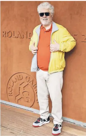  ?? FOTO: IMAGO ?? Immer in bunten Turnschuhe­n: Der 69 Jahre alte spanische Filmemache­r Pedro Almodóvar.