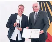  ?? FOTO: DPA ?? Martin Schläpfer erhält von Bundespräs­ident Frank-Walter Steinmeier im Schloss Bellevue den Verdiensto­rden der Bundesrepu­blik Deutschlan­d.