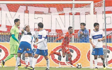  ??  ?? ► Abán festeja tras anotar el 2-2 de La Calera, mientras los jugadores de la UC se lamentan.