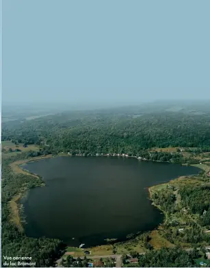  ?? ?? Vue aérienne du lac Bromont