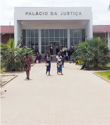  ?? CARLOS PAULINO | EDIÇÕES NOVEMBRO ?? Fachada principal do Palácio da Justiça na cidade de Menongue capital do Cuando Cubango