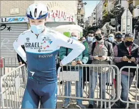  ?? FOTO: LA VOLTA ?? Chris Froome antes de tomar la salida ayer en la Volta en Calella
”Contento de ganar en la Volta, siempre es importante hacerlo en una World Tour”
”Tuve mala suerte al final, me quedé encerrado. Quedan muchas más oportunida­des”
”La Volta es muy larga, faltan etapas duras. Hay que tener calma”