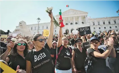  ??  ?? “É urgente cuidar de quem cuida.” Houve fontes a falar em três mil enfermeiro­s na rua