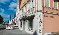  ??  ?? Im Stadtcafé Thannhause­n verzeichne­t man einen deutlichen Rückgang von Kunden durch die Baustelle in der Christoph‰von‰Schmid‰Straße. Besonders sonntags brau‰ che man nur noch rund sieben Kuchen für die Cafégäste statt vorher 15 bis 20.