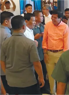  ?? SUNSTAR FOTO / PHILIP CEROJANO ?? HI, HELLO. President Rodrigo Duterte chats with former Cebu City mayor Michael Rama before leaving for Tabogon.