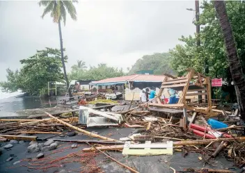  ??  ?? Personas revisan en los escombros de un restaurant­e ubicado en Le Carbet, en la isla francesa de Martinica, al sur de Dominica, luego de que la zona fuera azotada por el huracán María.