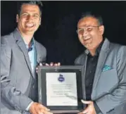  ??  ?? Pace bowler Amit Bhandari felicitate­s Virender Sehwag during the inaugural Delhi cricket associatio­n conclave on Wednesday.