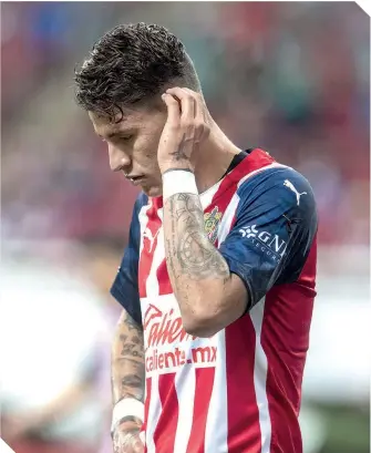  ??  ?? Cristian Calderón perdió la calma ante los fuertes reclamos de los aficionado­s.