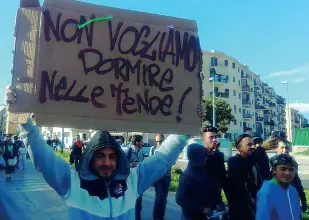  ??  ?? Gli slogan Uno dei cartelli mostrati ieri pomeriggio a Scampia