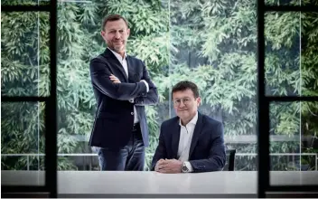  ??  ?? Brüderpaar
Davide (l.) und Luigi Malberti haben seit den 1980er-Jahren bei Rimadesio das Sagen. Davide als CEO, Luigi als Chef der Finanzen.
