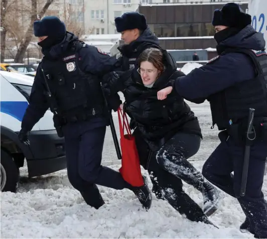  ?? ?? ►Agentes de policía detienen a una mujer durante una manifestac­ión en memoria del líder de la oposición rusa Alexei Navalny.