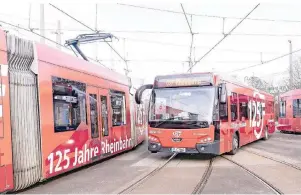  ?? FOTOS: RHEINBAHN ?? Die Jubiläumsb­ahnen und -busse der Rheinbahn