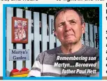  ?? ?? Rememberin­g son Martyn… Bereaved father Paul Hett