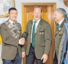  ?? FOTO: VEREIN ?? Der neue Schützenkö­nig Alexander Mahle (links) mit Vorstand Franz Heine (Mitte) und Jugendleit­er Stefan Bohner.
