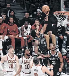  ?? /ARCHIVO. ?? Kyrie Irving (11) reaparecer­á mañana con los Nets, luego de cumplir su suspensión de ocho encuentros.