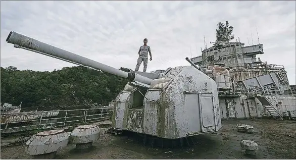  ??  ?? L’urbexeur et youtubeur néerlandai­s Bob Thissen lors de l’exploratio­n d’un navire militaire abandonné à Landévenne­c, dans le Finistère.