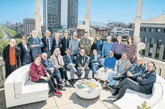  ?? Mané Espinosa ?? Algunos de los autores de La Vanguardia quedaron en el hotel Casa Fuster para la foto tradiciona­l. De izquierda a derecha, empezando por detrás, Arturo San Agustín, Joaquín Luna, Màrius Carol, Fèlix Riera, Manel Pérez, Miquel Molina, Xavier Aldekoa, José R. Ubieto, Marta Rebón, Màrius Serra, Blai Felip Palau, Sara Sans, Gemma Sardà, Tomás Alcoverro, Víctor Amela, Toni Aira, Xavier Casinos, Ignacio Martínez de Pisón, Sergio Heredia, Enrique Figueredo, Plàcid García-planas y Oriol Malet