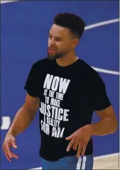  ?? HARRY HOW — GETTY IMAGES ?? The Warriors’ Stephen Curry warms up before the game against the Lakers at Staples Center on Monday.