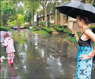  ?? CHRIS WALKER/CHICAGO TRIBUNE ?? Corey Widen, right, of Wilmette, Ill., sees off her 8-year-old daughter as she walks the family dog, Marshmallo­w, on Aug. 20.