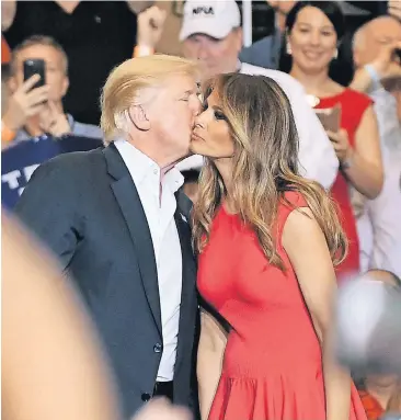  ?? FOTO: IMAGO ?? Als wäre immer noch Wahlkampf: Begleitet von First Lady Melania, tritt US-Präsident Donald Trump in Florida auf, um seine bisherige Regierungs­leistung zu preisen. Kritik daran lässt er nicht gelten.