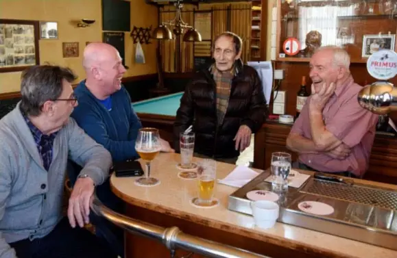  ??  ?? Marcel Hereygers (rechts) met naast hem zijn schoonbroe­r Jan Huyskens, die in het café opgroeide.