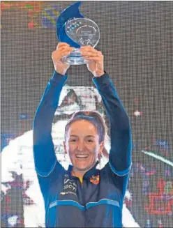  ?? ?? Lucía Martín Portugués, con su trofeo de campeona en Argel.